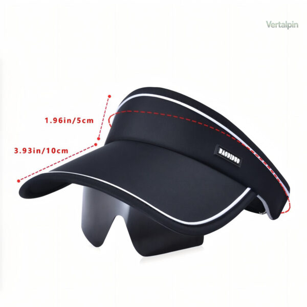 Accessoire de mode : casquette avec visière et lunettes