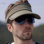 Accessoire pratique : casquette avec visière et lunettes