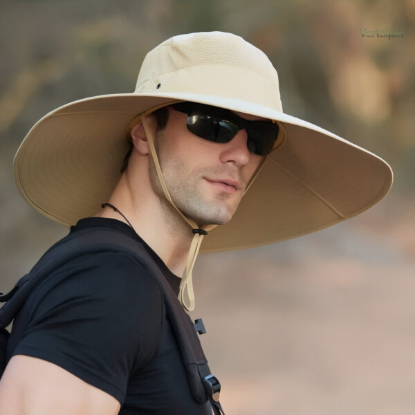 Chapeau avec large bord pour camping