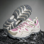 Modèle de chaussures basses randonnée, adapté aux terrains variés