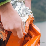 Couverture de survie réfléchissante pour conserver la chaleur