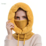 Accessoire de trekking : écharpe capuche féminine
