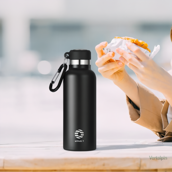 Gourde en inox avec système de mousqueton pratique