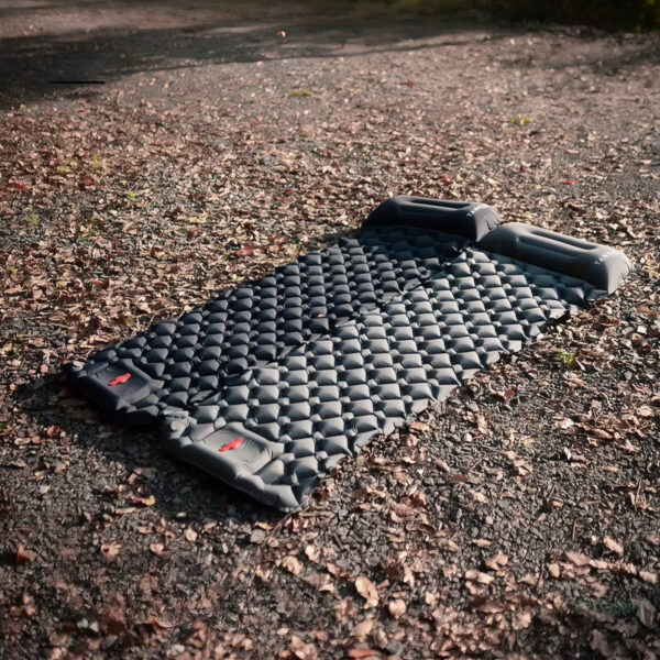 Matelas gonflable pratique pour le camping solo