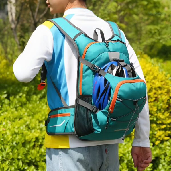 Sac à dos avec système d'hydratation accessible