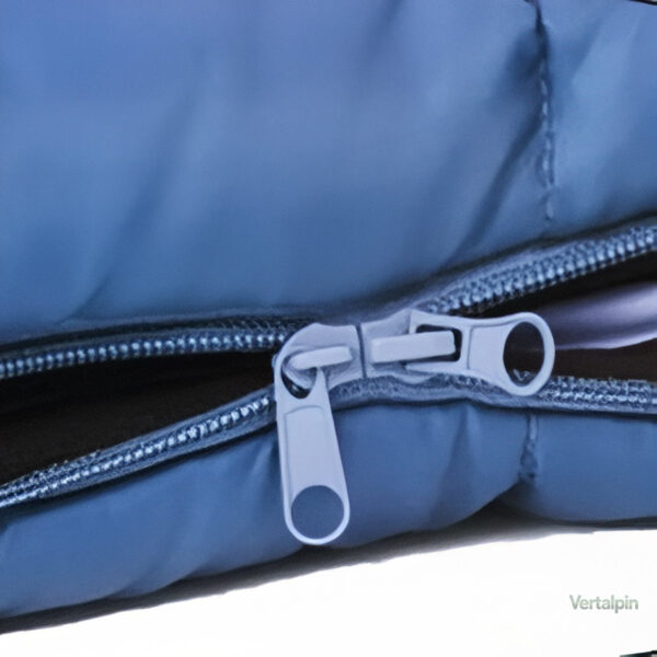 Sac de couchage bleu idéal pour les nuits fraîches