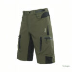 Short homme adapté pour explorer la nature