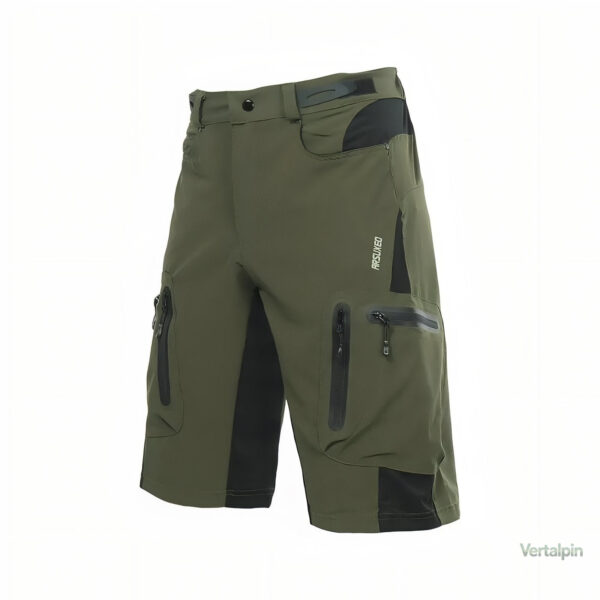 Short homme adapté pour explorer la nature