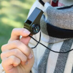 Accessoire essentiel pour les randonneurs : sifflet et boussole