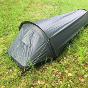 Tente légère pour une personne lors d'aventures en plein air