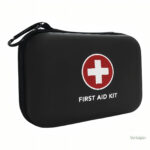 Kit de survie randonnée incluant divers éléments médicaux