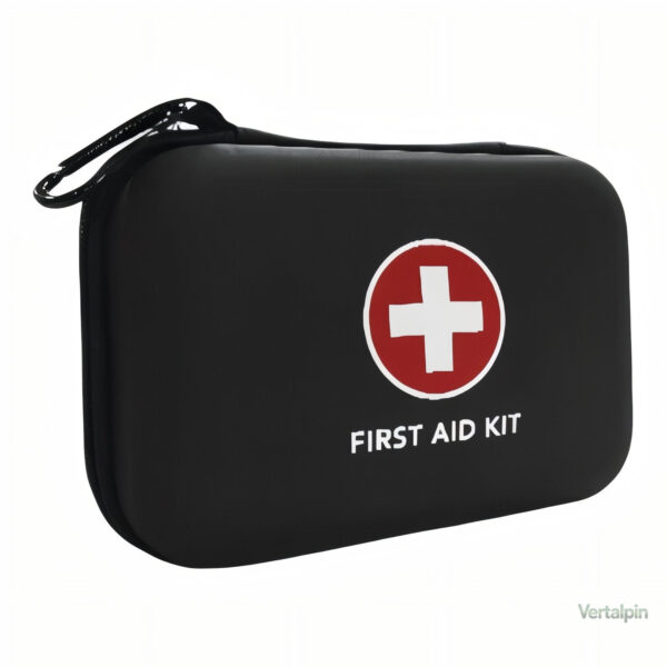 Kit de survie randonnée incluant divers éléments médicaux