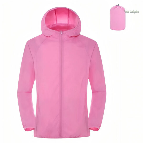 Protection imperméable avec cette veste légère de randonnée