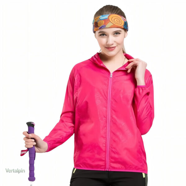 Imperméabilité assurée avec cette veste légère de randonnée