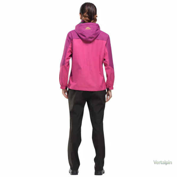 Veste imperméable et légère pour les trekkeuses